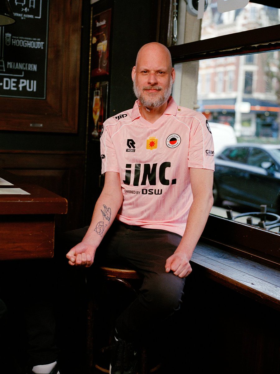 excelsiorrdam's tweet image. Rotterdam op je borst. Drie Rotterdamse iconen. Eén collectie. 🇳🇬
Excelsior Rotterdam × WOEI × Robey. 

Excelsior speelt eenmalig in dit tenue op 15 maart tegen Feyenoord in de Kuip.

🔗 excelsiorrotterdam.sub.link/ExcelsiorWoeiR…

#WOEI #EXCELSIOR #ROBEY #ROTTERDAM #DOORROTTERDAM