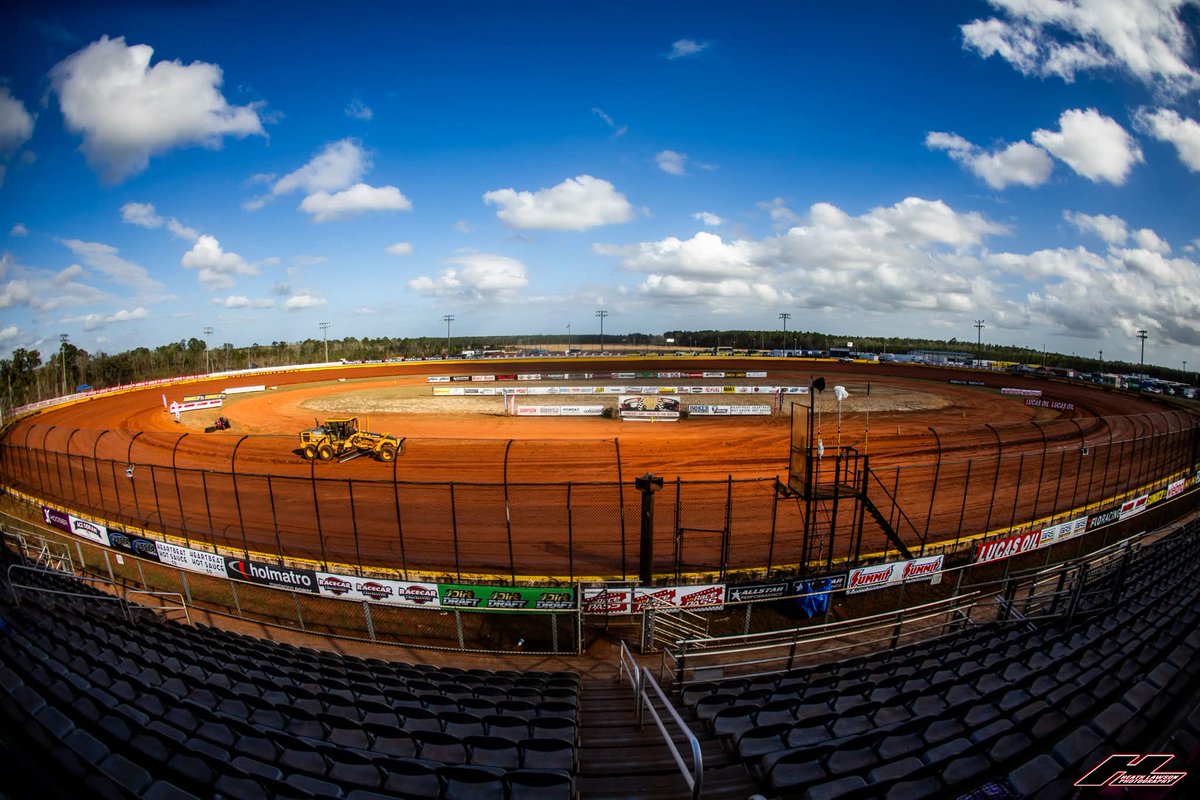 gisdirt's tweet photo. Raceday !
Night 3 of the Wieland Winter Nationals. 
@lucasdirt will be racing along with 604 crate late models and the Crown Vics for their 3rd of 3 race championship,  and 2k to win tonight.
Pit gates reopen at 2 pm
Grandstands reopen at 3pm
Hot laps start at 530 pm https://t.co/BbNmgz66Kr