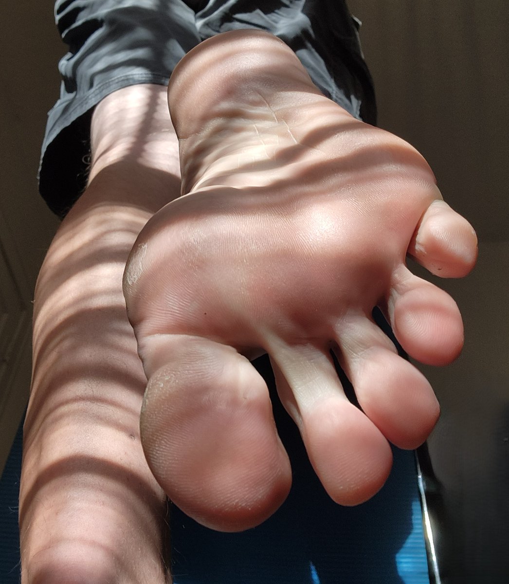 Softwalker10's tweet photo. Oh alright, climb aboard if you wish.  ;)  Have a great weekend, all you foot bros out there! https://t.co/500ltwlkfK