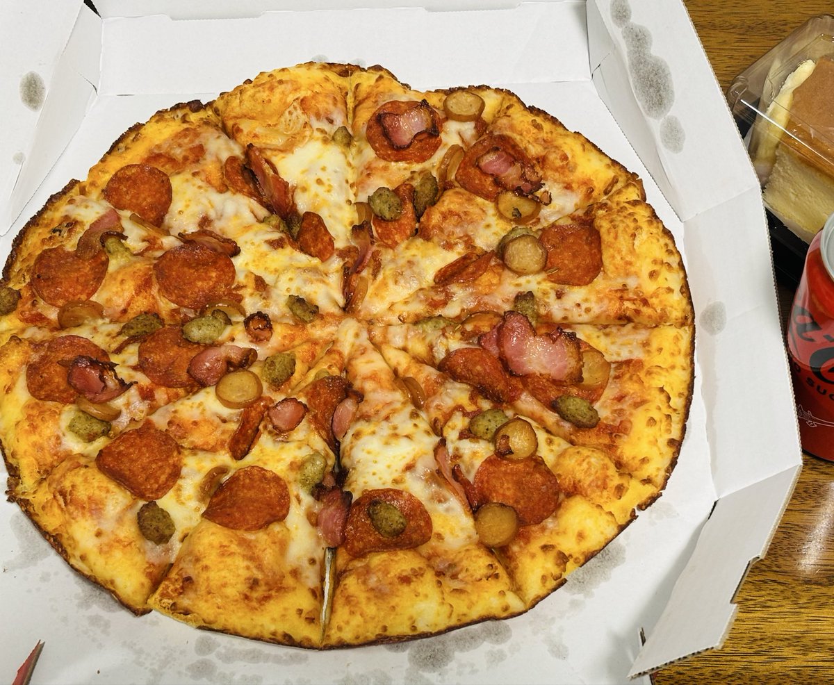 55mametank's tweet photo. 久々に深夜のピザ🍕💕 https://t.co/tjd4Y2kgyV