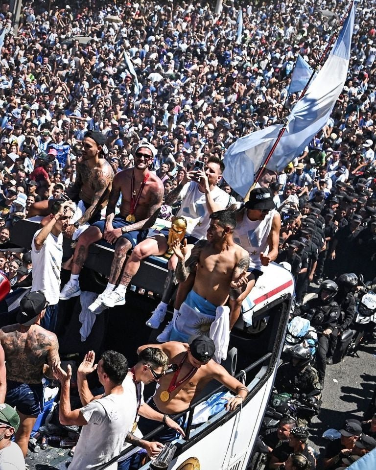 La selección estuvo 6 horas abajo del sol, con 35 de térmica, mientras el bondi avanzaba entre la gente a paso de tortuga renga.
Pero saludar a la nación era sacarse una foto con un falopero y recibir una medalla de chapa.