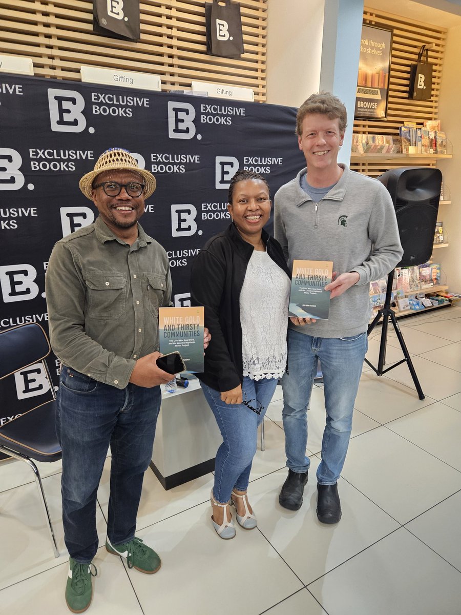 RealDoctorC's tweet image. The long-awaited moment has finally arrived! 
Hoohle ke #Lesotho with ntate @LesothoJohn &amp;amp; @KabiKolobe 
 
#Lstwitter #booklaunch #bookstoread