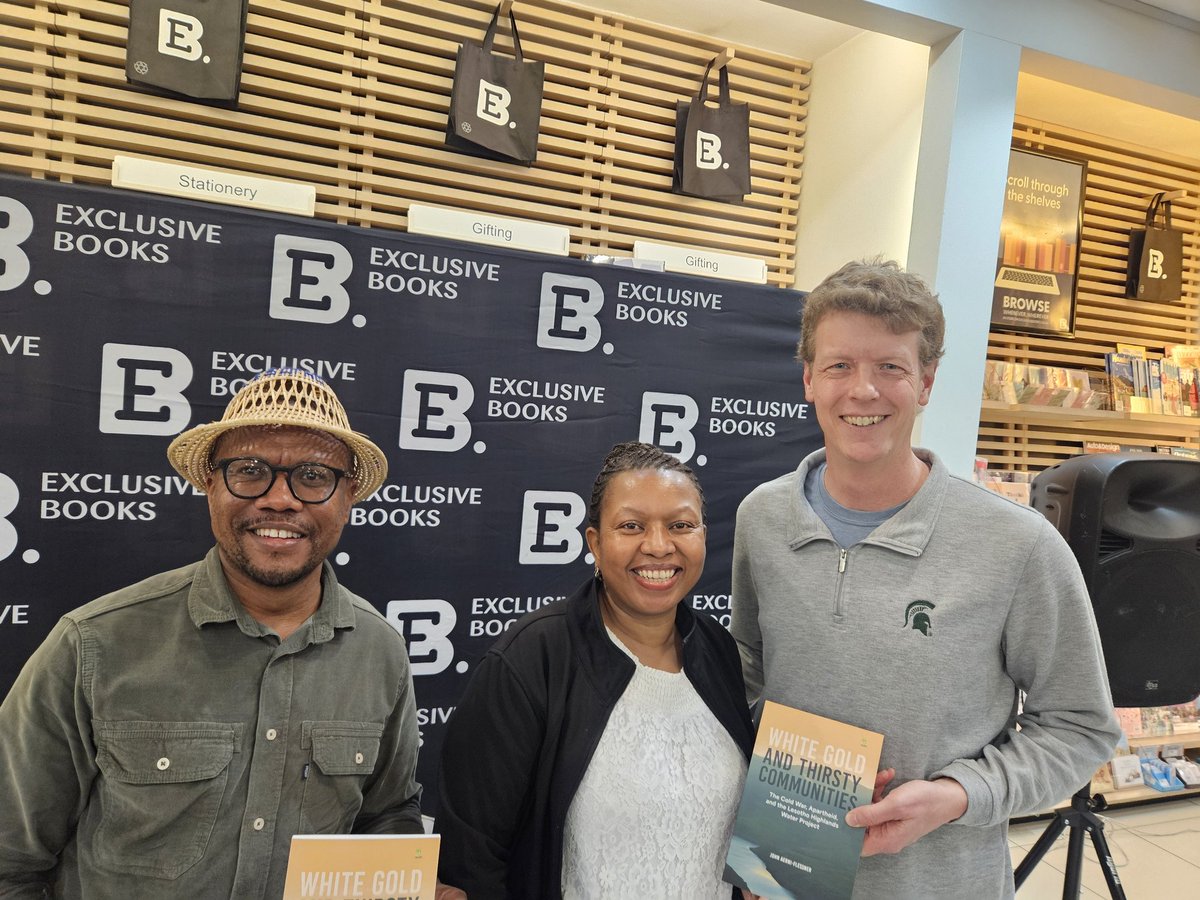 RealDoctorC's tweet image. The long-awaited moment has finally arrived! 
Hoohle ke #Lesotho with ntate @LesothoJohn &amp;amp; @KabiKolobe 
 
#Lstwitter #booklaunch #bookstoread