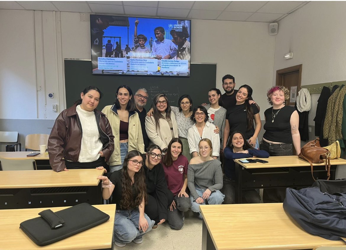 Gfouce's tweet photo. Soy y hago muchas cosas pero una que atraviésa mi vida en los últimos 26 años es ser y sentirse profesor… aquí con mis alumnas del masterpsicología social de mi querida y atacada Universidad Complutense y con las amigas de ACNUR  hay que seguir defendiendo los derechos humanos https://t.co/fD2KxuLkrT