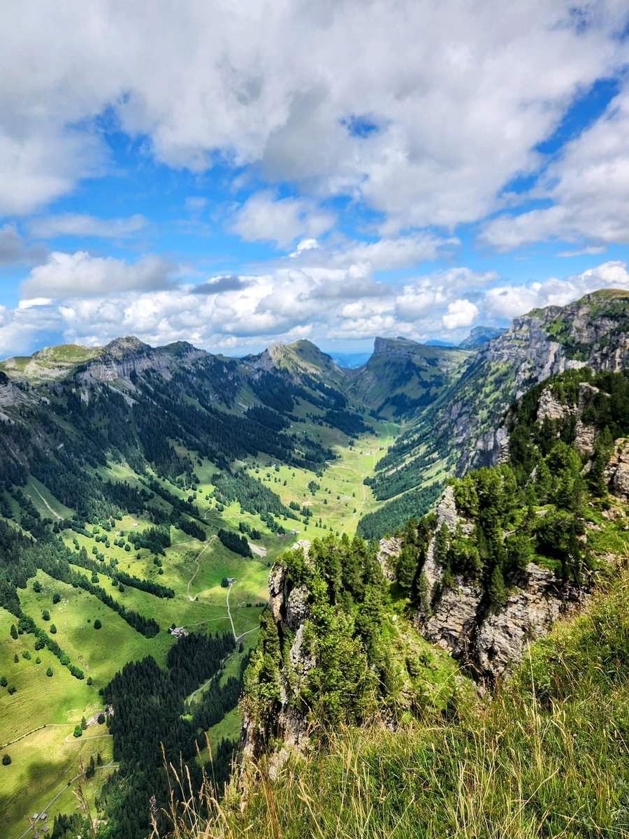 HikingSwitzerland tweet media