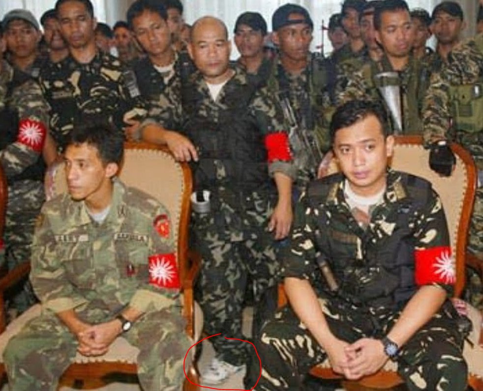 Ito yung time na kinukurakot yung budget ng mga sundalo. Dito makikita na instead naka combat boots ay para ng rubber shoes lang. 

Dahil sa magdalo. Nagising ang leadership ng AFP.  At hindi lang nagkaroon sila ng magagandang armas pati ang maayos sweldo ay sinulong ni Trillanes