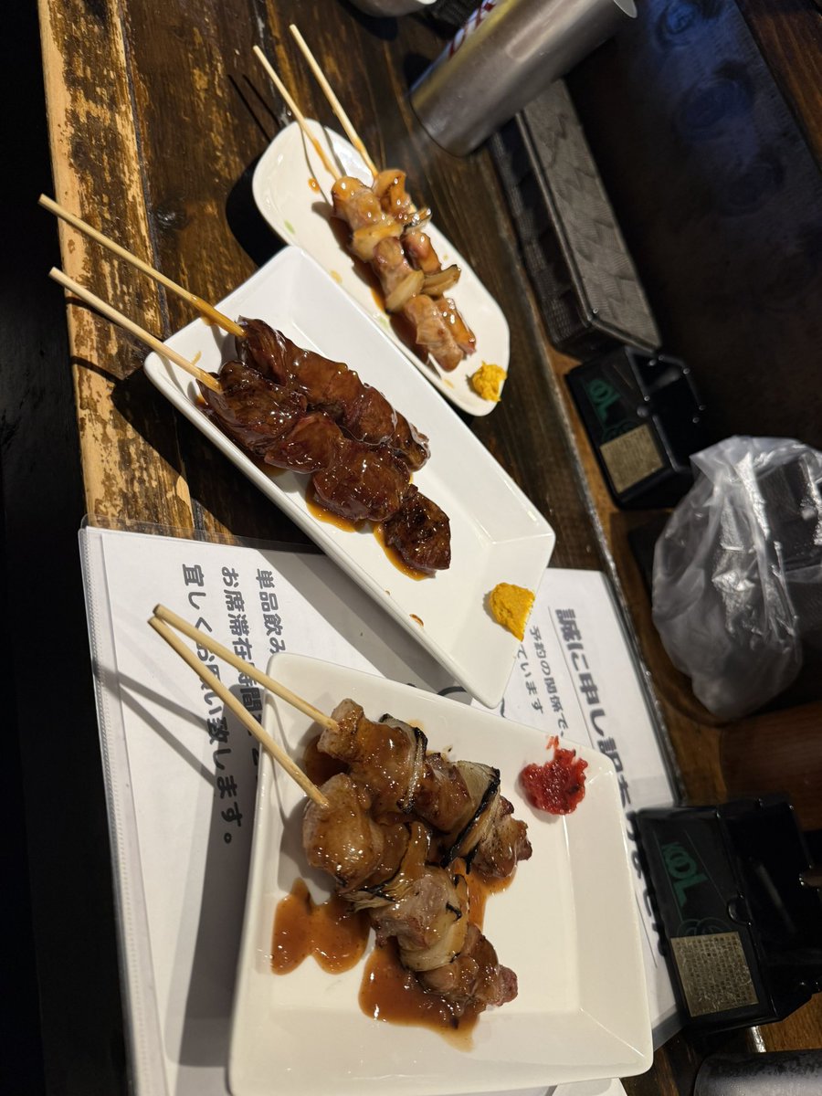 NEH_koan's tweet photo. 美味しい物食べて帰りにお菓子買ってこんなご機嫌そうなのに、向かう時に靴擦れして踵から血流しながら現れました。この前はコケて膝から血を流してるし。今年は足の負傷が多そうで怖い。 https://t.co/EnLpt6Kpl3