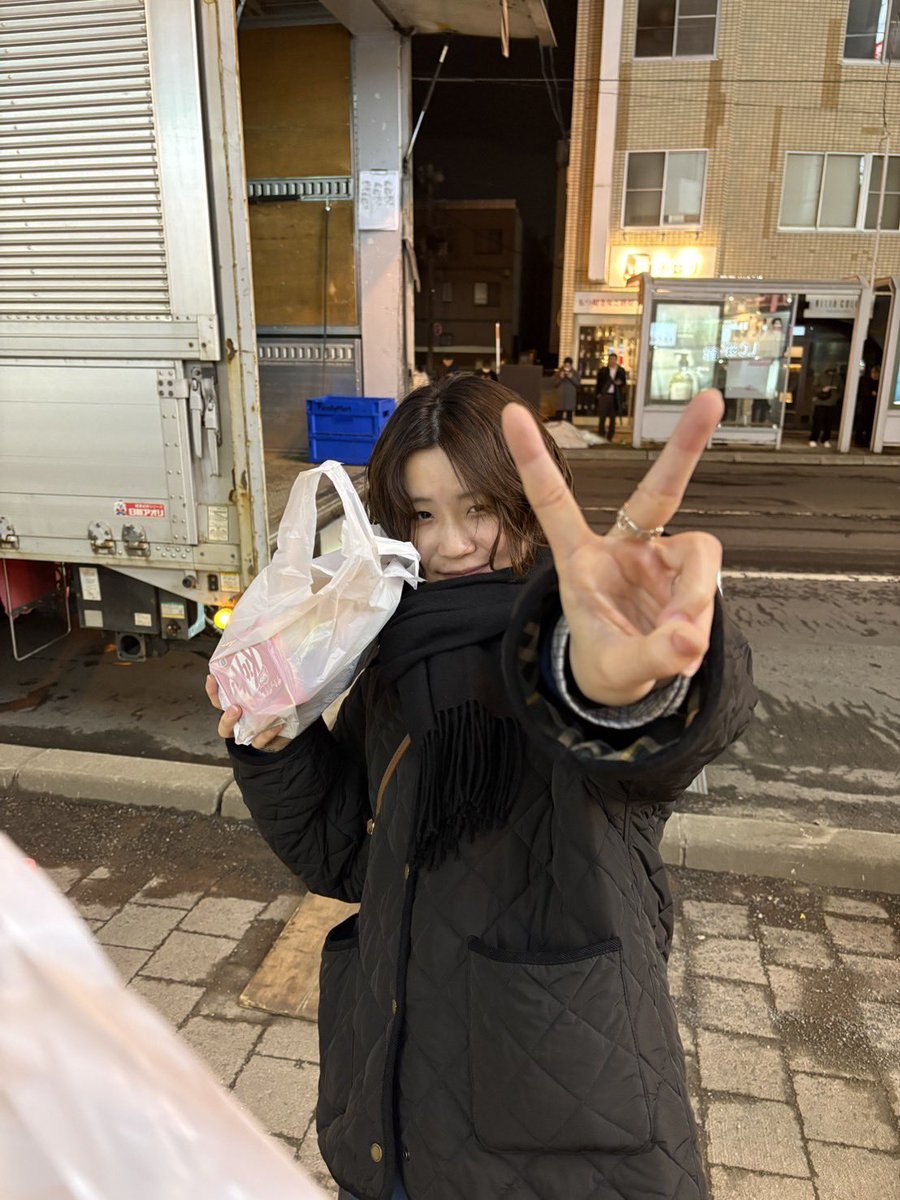 美味しい物食べて帰りにお菓子買ってこんなご機嫌そうなのに、向かう時に靴擦れして踵から血流しながら現れました。この前はコケて膝から血を流してるし。今年は足の負傷が多そうで怖い。