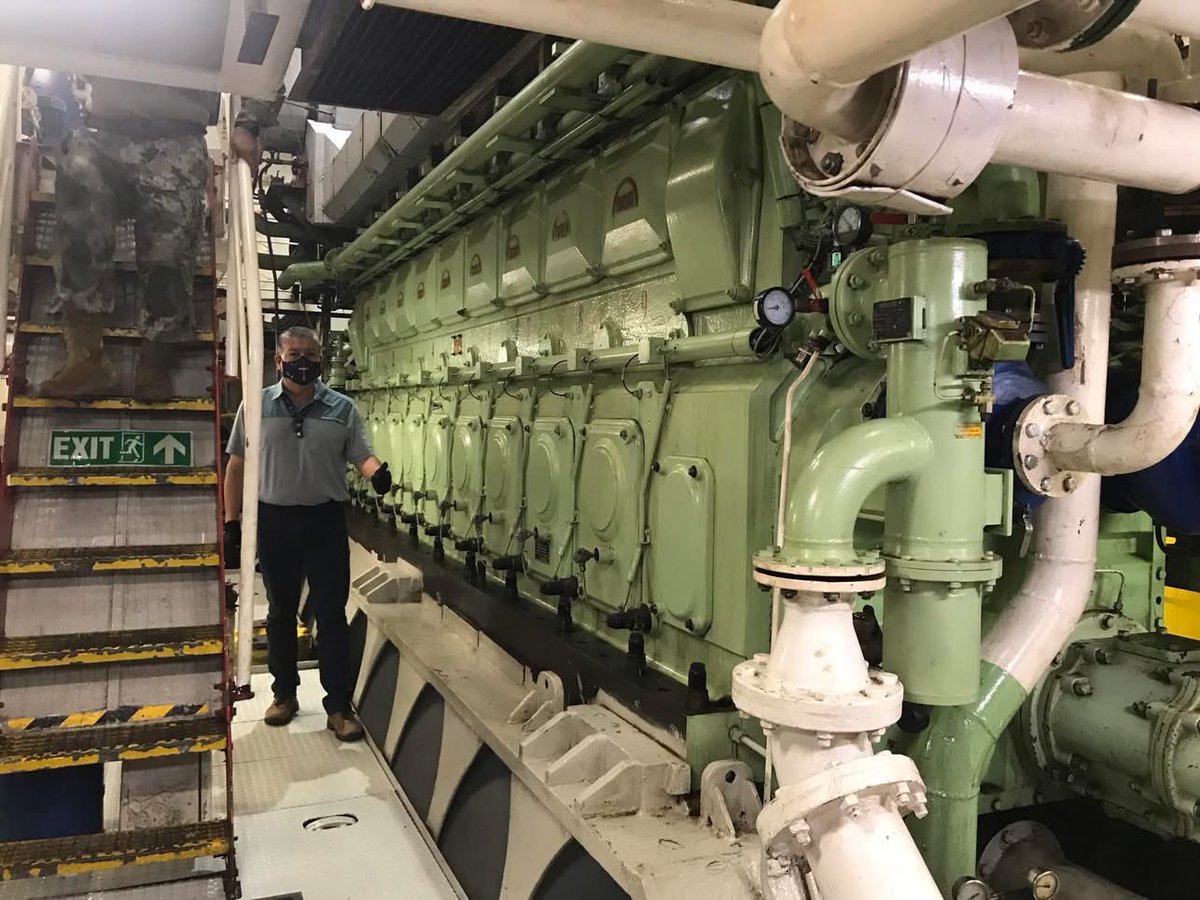 felixfelixvic's tweet image. Una fotografía en el área de motores de un barco petrolero, al costado de una Bancada y Bloque de cilindros de un buque de carga de hasta 350,000 barriles; Aplicando el protocolo de seguridad en puertos e instalaciones portuarias #CódigoPBIP.