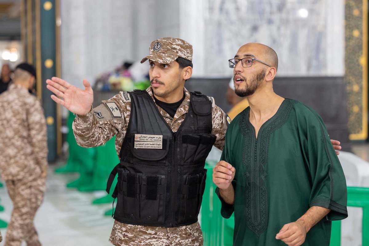 security_gov's tweet photo. القوات الخاصة للأمن الدبلوماسي في خدمة ضيوف الرحمن .. حضورٌ يبعث الطمأنينة، وخدمةٌ تعكس شرف المهمة.
#حياكم_الله https://t.co/zClhVWsO3p