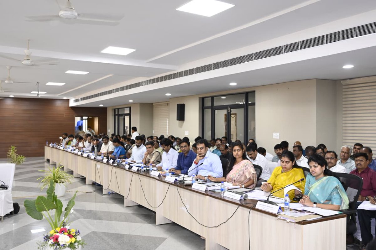 99 రోజుల ప్రజా పాలన ప్రగతిప్రణాళిక 
సన్నాహక సమావేశం,ఇన్చార్జి మంత్రి శ్రీ పొంగులేటి శ్రీనివాస రెడ్డి గారు, మంత్రి శ్రీమతి కొండా సురేఖ గారు,మహబూబాబాద్  ఎం.పి,ఎమ్మెల్సీలు,ఎమ్మెల్యేలు, ఉమ్మడి జిల్లా కలెక్టర్లు,  అధికారులు,స్థానిక ప్రజాప్రతినిధులతో కలిసి పాల్గొని దిశానిర్దేశం చేశారు.