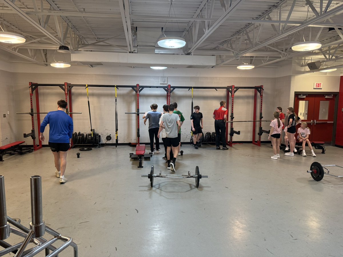 CoachGalloway44's tweet photo. So thankful to @CoachDanMcGuire, @gavindelaney99, @Kenton_Darnell, and Max McCarty for their time and effort they put into our student-athletes in the weight room! Their commitment to serve them creates the best environment for our athletes to thrive! GO FOXES🦊 https://t.co/HtFWg2SlEX