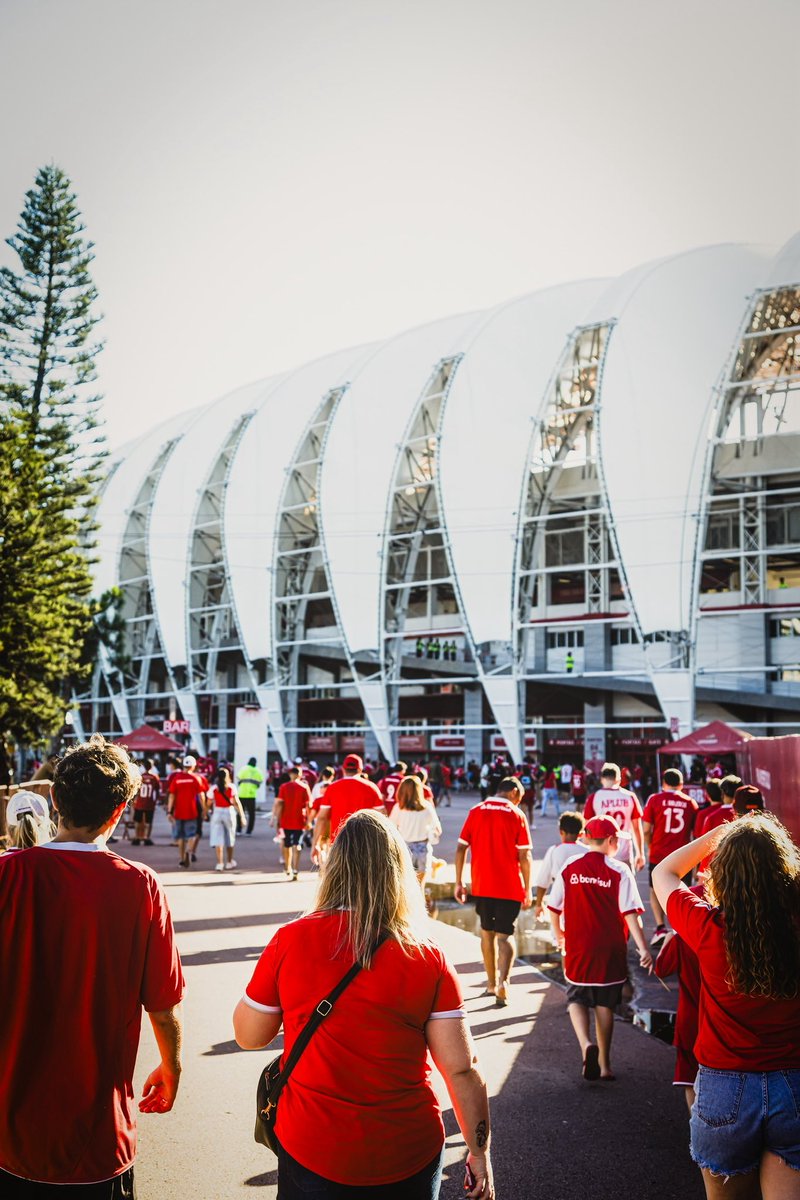 SCInternacional's tweet photo. 𝗣𝗘𝗟𝗢 𝗡𝗢𝗦𝗦𝗢 𝗔𝗠𝗢𝗥. 🇦🇹🤝

O domingo de decisão será com casa cheia: chegue cedo ao Gigante para apoiar o Inter. Os portões abrirão às 15h, três horas antes da bola rolar. 🕰️❤️

👉 Importante: crianças a partir de cinco anos deverão ter adquirido ingresso para poder acessar o estádio. 

🔗 Ainda restam lugares no Coração do Gigante. Baixe o APP para garantir o seu, ou acesse https://t.co/GZO2u6GxIa.