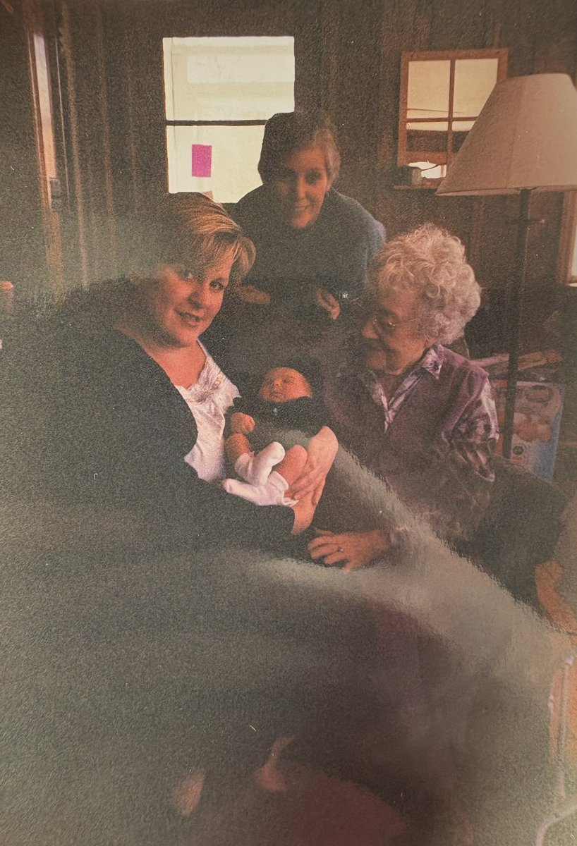 gracabeth19's tweet photo. 4 generations of beautiful, smart, and determined women. I don’t think any of us have ever let a man tell us what to do. So thankful💖 https://t.co/CehvT2tTXq