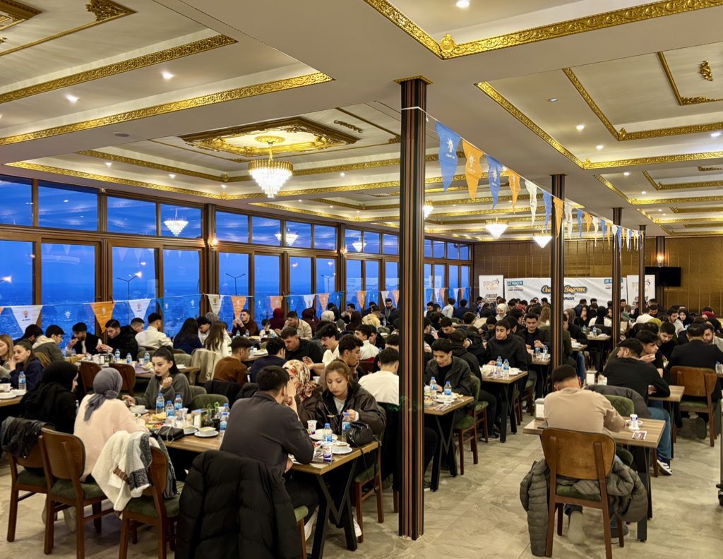 Adıyaman’da gönül soframızı iftar vaktinin heyecanıyla genç kardeşlerimizle kurduk. 🌙

Sadece bir sofrayı değil, geleceği de birlikte inşa ettiğimiz kardeşlerimizle; dertleşiyor, paylaşıyor ve yarınlara daha güçlü hazırlanıyoruz.

Adıyaman’ın her sokağında hissedilen o manevi