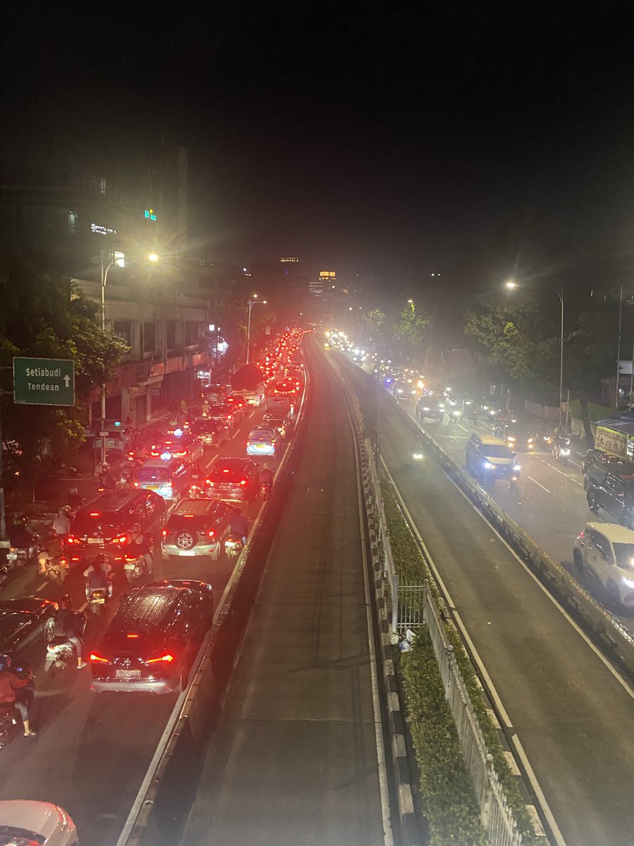 Jakarta malam ini kenapa sih?
Yang jam 10 aja biasanya dah sepi, ini jam segini kasih macet.