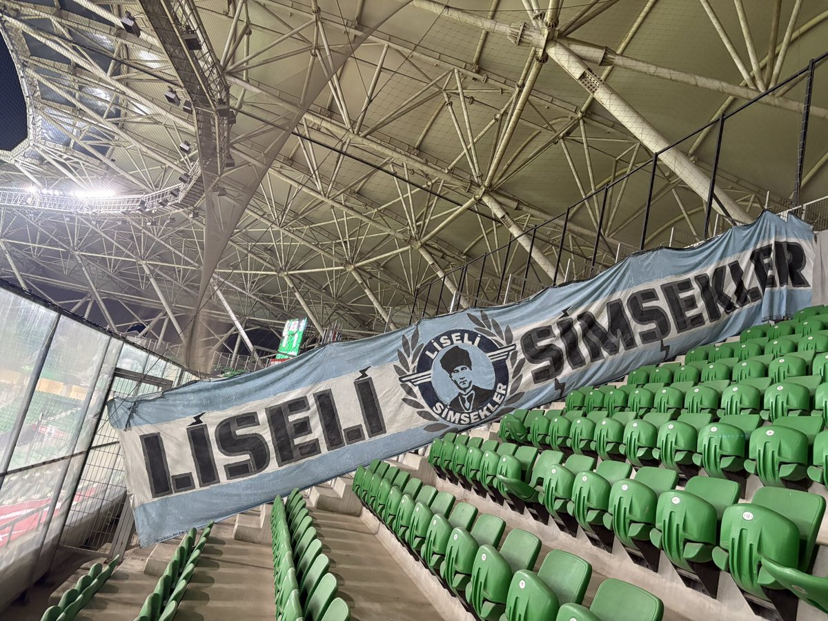 simseklerlise's tweet photo. Ne okul koridorları,ne sıcak yatakları
Lisede tek yol deplasman yolları
📍Sakarya
#LiseliŞimşekler https://t.co/AoryC4GBZg