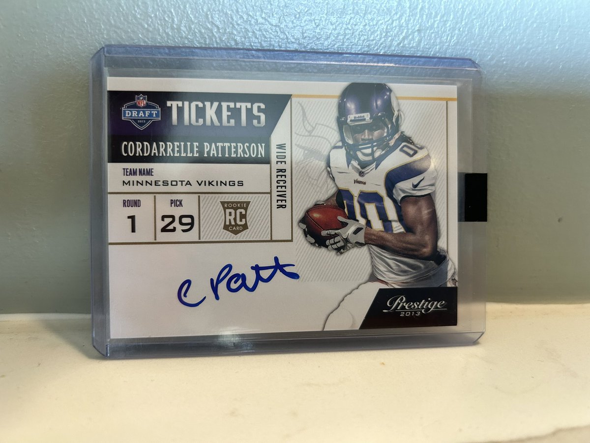 antholopolous's tweet photo. Some 🔥🔥 just came in the mail today!! Not sure how my mailbox didn’t burn down 😂 Not often you get a 🐐 signature @ceeflashpee84 #FutureHOFer #GOAT #missyoucomeback https://t.co/FNzpdxwbaJ