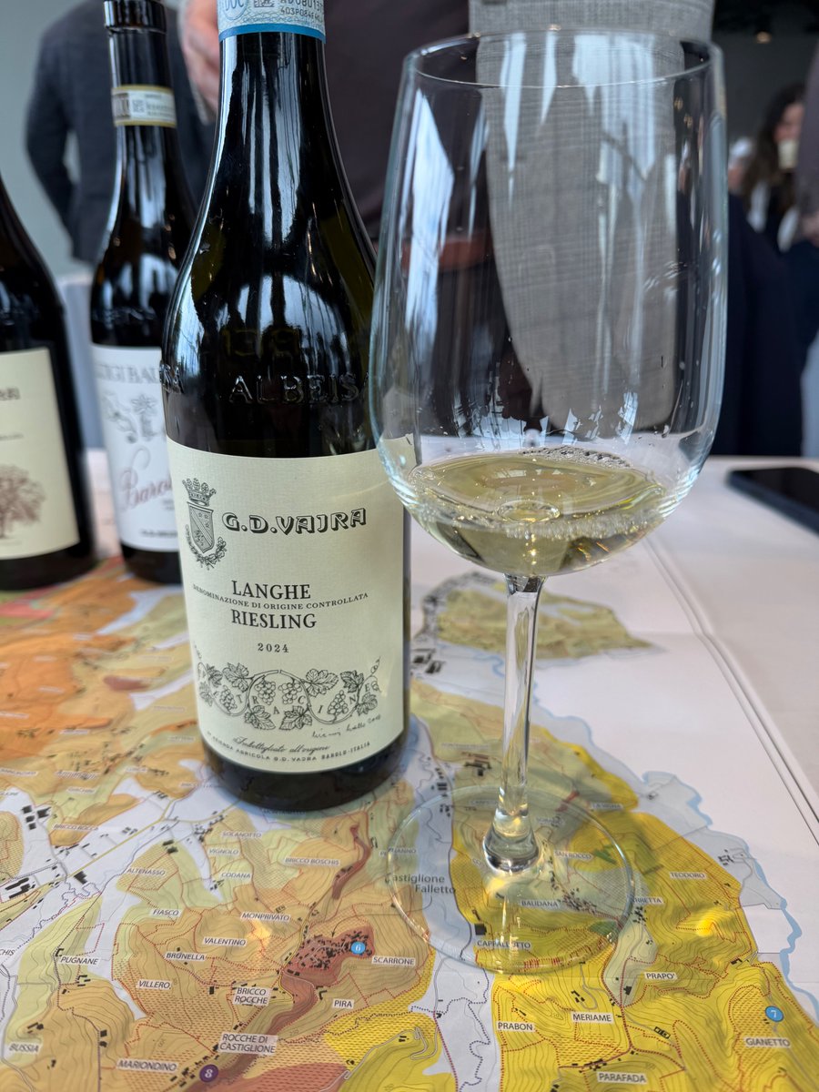<a href="/grapelive/">Kerry Winslow</a> Wine of the Day: 2024 G.D. Vajra, Langhe Riesling DOC, Pétracine, Piemonte, Italy. 94 Points "One of my favorites, the dry Riesling from Vajra, in the Barolo zone of Piemonte, it is exceptionally good!" -Read on:
grapelive.com/grapelive-wine…