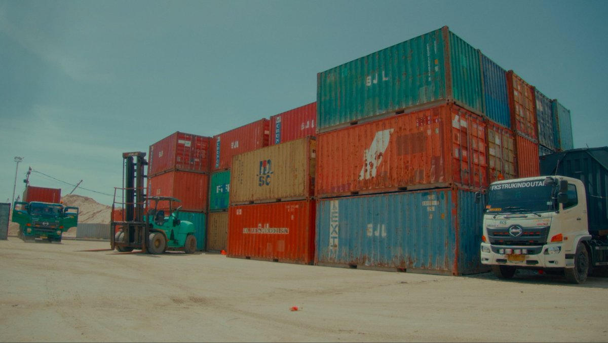 lecinemaclub's tweet photo. This week: NOTES FROM GOG MAGOG a film by RIAR RIZALDI. 2022. 19 min.

An Indonesian newcomer tackles the horrors of global capitalism in this bone-chilling short about the ghosts that haunt shipping bays and corporate offices. 

For one week on https://t.co/ze1aiGlY0x. https://t.co/JrUzKDiZaA