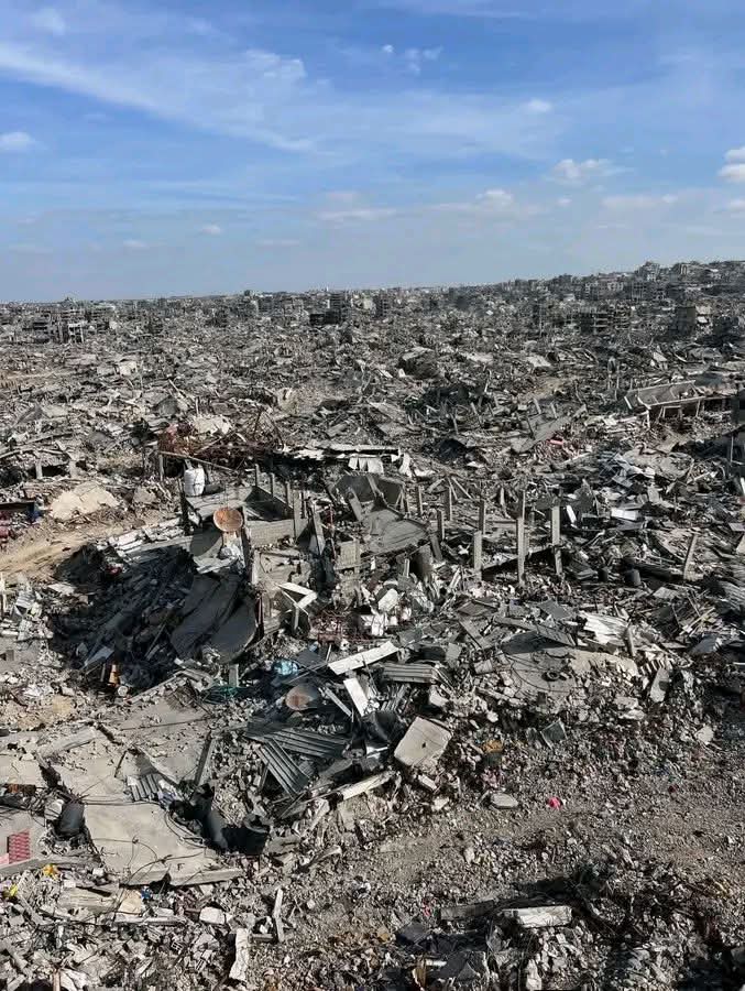 IF YOU RESPOND WITH 3 REPLYS, YOU WILL HELP ME A LOT TO MAKE MY POST VISIBLE TO EVERYONE, EVEN IF A DOT.