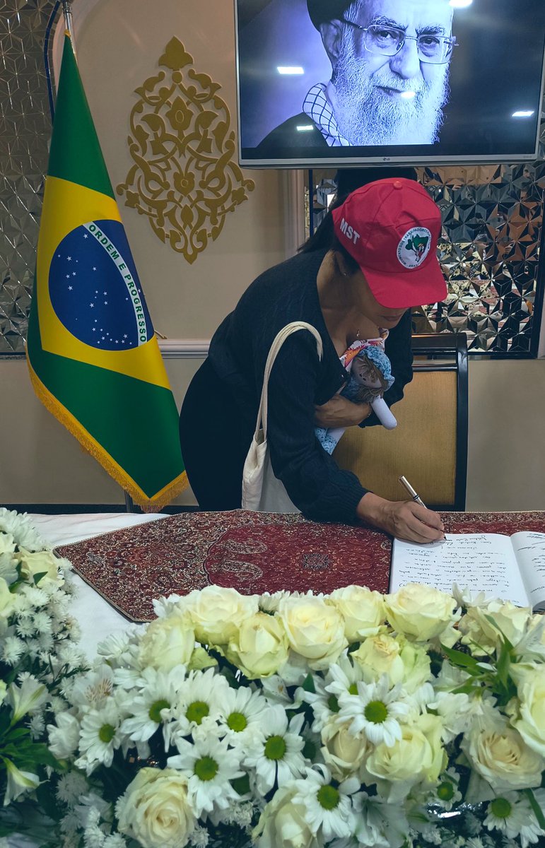LemusteleSUR's tweet photo. Integrantes del @MST_Oficial manifestaron su condolencia en la Embajada de Irán en Brasilia ante los ataques imperialistas de EEUU e Israel, especialmente en relación al asesinato de niñas y mujeres. 

Llevaron muñecas, flores, velas y plantaron dentro de la Embajada un Ypê, árbol nativo brasileño.

El objetivo fue “dar conforto a las familias y al pueblo iraniano para que sepan que no están solos”, dijo Ceres Hadish, integrante de la Dirección Nacional del movimiento.