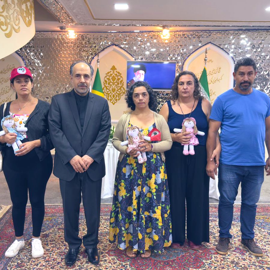 LemusteleSUR's tweet photo. Integrantes del @MST_Oficial manifestaron su condolencia en la Embajada de Irán en Brasilia ante los ataques imperialistas de EEUU e Israel, especialmente en relación al asesinato de niñas y mujeres. 

Llevaron muñecas, flores, velas y plantaron dentro de la Embajada un Ypê, árbol nativo brasileño.

El objetivo fue “dar conforto a las familias y al pueblo iraniano para que sepan que no están solos”, dijo Ceres Hadish, integrante de la Dirección Nacional del movimiento.