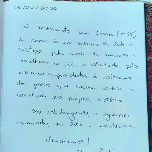 LemusteleSUR's tweet photo. Integrantes del @MST_Oficial manifestaron su condolencia en la Embajada de Irán en Brasilia ante los ataques imperialistas de EEUU e Israel, especialmente en relación al asesinato de niñas y mujeres. 

Llevaron muñecas, flores, velas y plantaron dentro de la Embajada un Ypê, árbol nativo brasileño.

El objetivo fue “dar conforto a las familias y al pueblo iraniano para que sepan que no están solos”, dijo Ceres Hadish, integrante de la Dirección Nacional del movimiento.