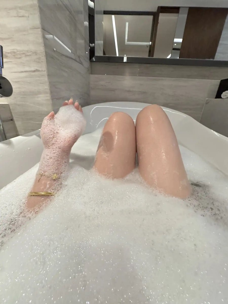 tungx23's tweet photo. Finding peace in the little moments of calm and bubbles. https://t.co/BZOK3KQQpa