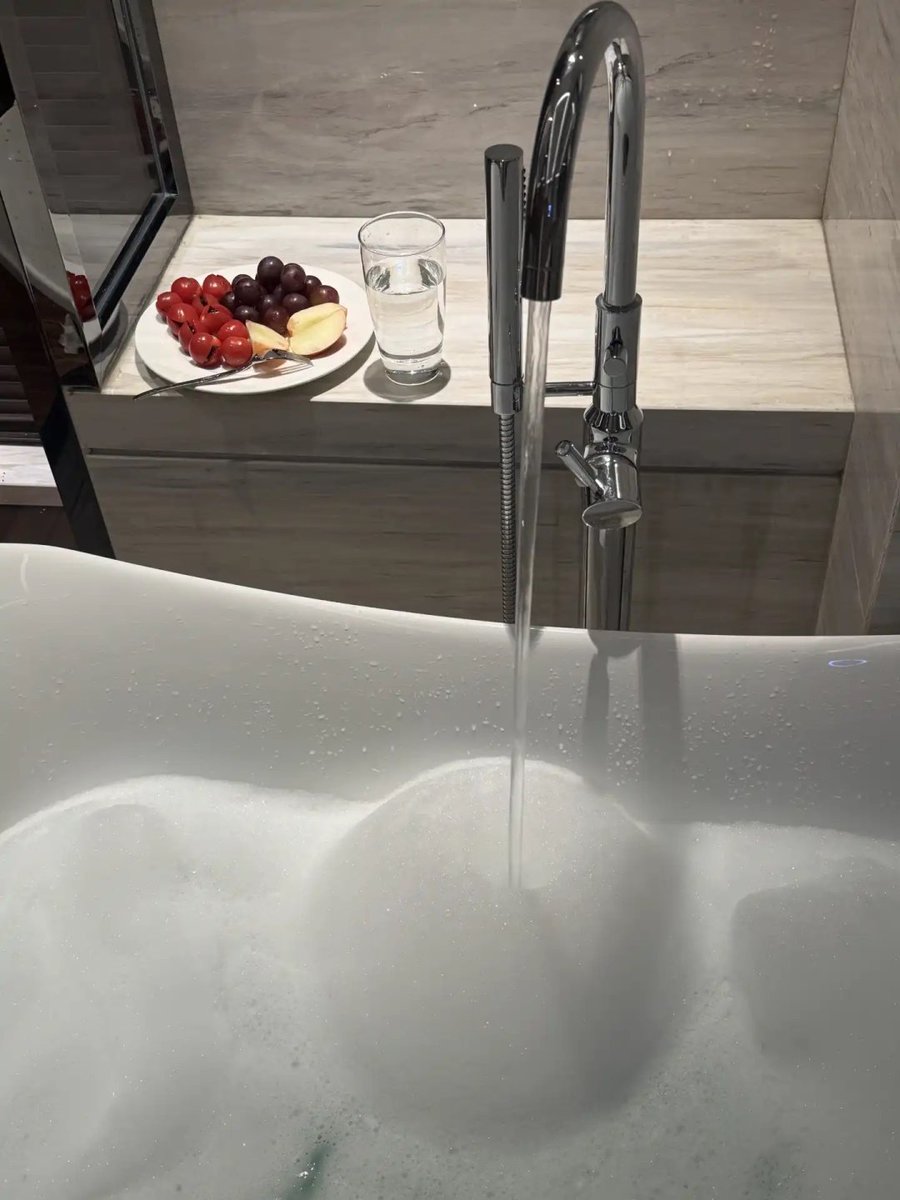 tungx23's tweet photo. Finding peace in the little moments of calm and bubbles. https://t.co/BZOK3KQQpa