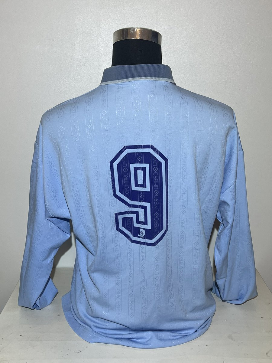 GaliciaMWShirts's tweet photo. Aparte dun dos mellores pans de Galicia, en San Cristovo de Cea, atopamos o #CDCea
Competindo actualmente na Terceira @futgal no seu Grupo 1 de Ourense, e con camisolas tan bonitas como esta #Umbro que traemos hoxe ó noso muro. https://t.co/2YR5tlGYdu