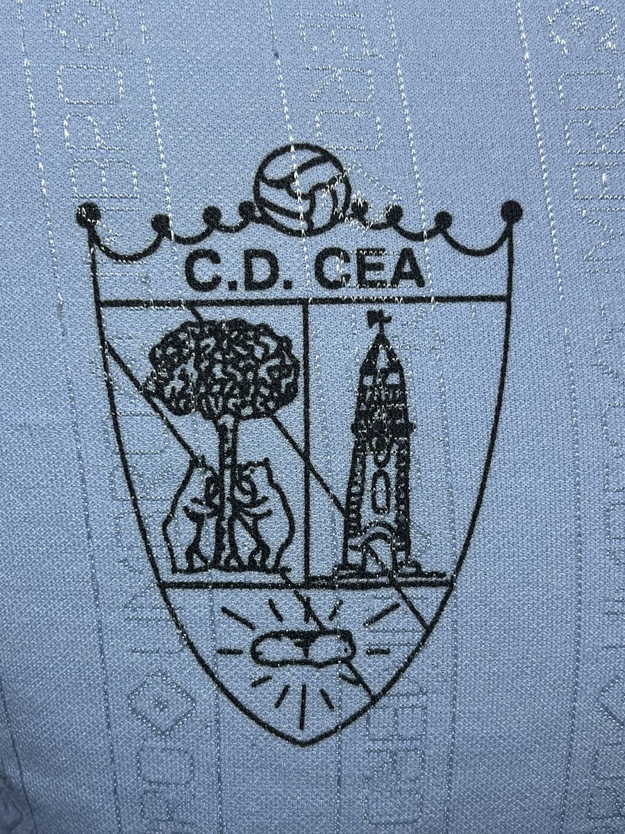 GaliciaMWShirts's tweet photo. Aparte dun dos mellores pans de Galicia, en San Cristovo de Cea, atopamos o #CDCea
Competindo actualmente na Terceira @futgal no seu Grupo 1 de Ourense, e con camisolas tan bonitas como esta #Umbro que traemos hoxe ó noso muro. https://t.co/2YR5tlGYdu
