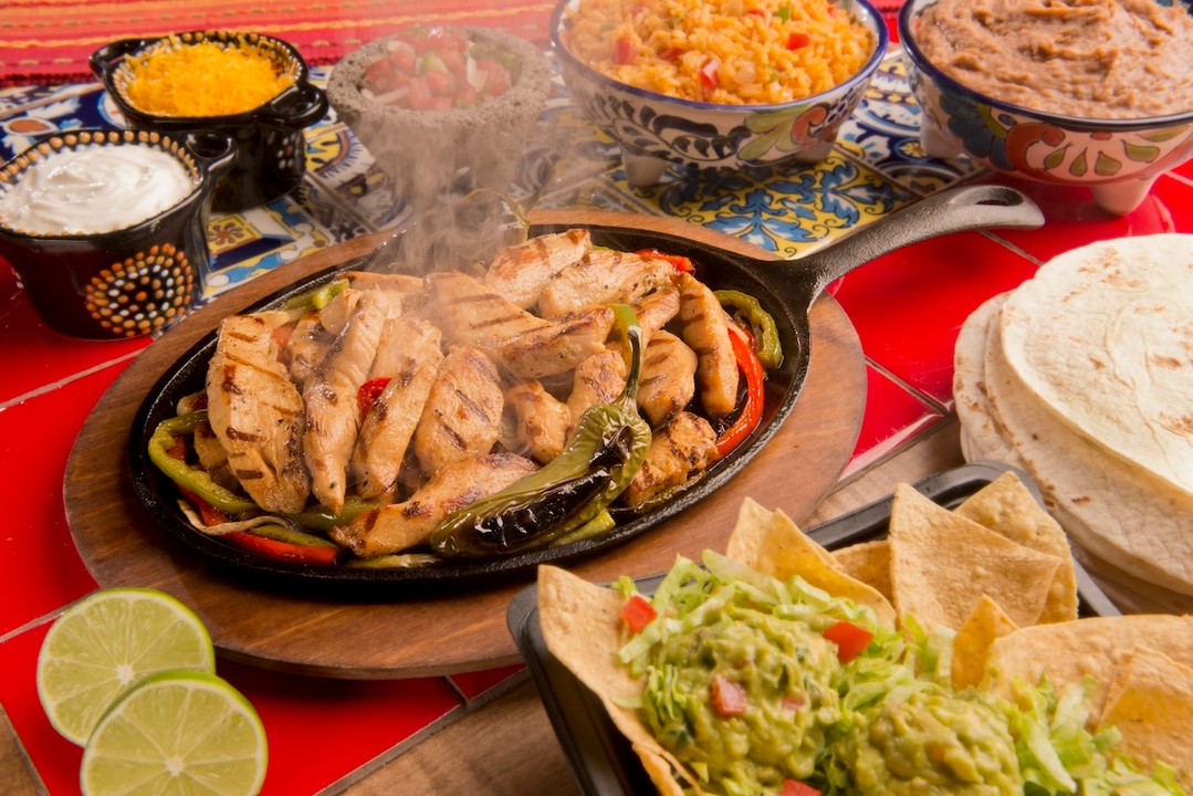 iluvrosas's tweet image. That fajita sizzle says it all.🔥 Skip the cooking tonight and treat your family to authentic Mexican food. Visit us at your nearest location or find us on DoorDash!  

#rosascafeandtortillafactory #madefromscratch #authentic #mexicanfood #mexicanrestaurant #rosascafe