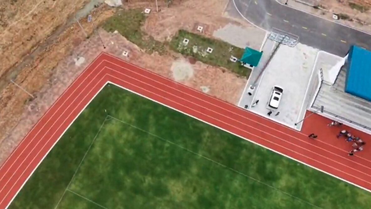 Queenatletica's tweet photo. In Thailand, a newly built running track has gone viral — for its design. 🏟️

In Padang Besar (Songkhla province), a sports complex costing around 35 million baht (~€955,000) features a track with 90-degree corners, effectively forming a rectangle around the football pitch rather than the traditional oval.

Local authorities say the track was never intended for competitive athletics, but simply for walking or recreational exercise, as the football field was the priority in the project’s layout.

The unusual design has sparked debate online and has even prompted Thailand’s National Anti-Corruption Commission to review the project and its use of public funds. 🧵