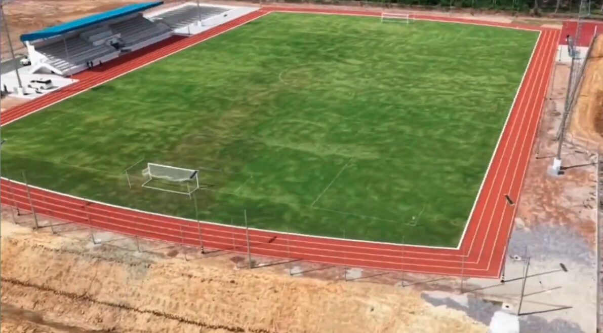 Queenatletica's tweet photo. In Thailand, a newly built running track has gone viral — for its design. 🏟️

In Padang Besar (Songkhla province), a sports complex costing around 35 million baht (~€955,000) features a track with 90-degree corners, effectively forming a rectangle around the football pitch rather than the traditional oval.

Local authorities say the track was never intended for competitive athletics, but simply for walking or recreational exercise, as the football field was the priority in the project’s layout.

The unusual design has sparked debate online and has even prompted Thailand’s National Anti-Corruption Commission to review the project and its use of public funds. 🧵