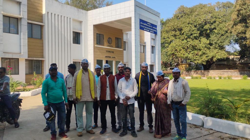 आज आम आदमी पार्टी बस्तर प्रतिनिधिमंडल ने आईजी कार्यालय जगदलपुर पहुँचकर ज्ञापन सौंपा, इस दौरान पीड़ित सतीश मड़वी जी के शरीर पर मौजूद पुलिस प्रताड़ना के गहरे जख्मों को दिखाते हुए दोषी पुलिस कर्मचारियों के खिलाफ कठोर कार्यवाही कर उन्हें तत्काल बर्खास्त करने की पुरजोर मांग की गई,