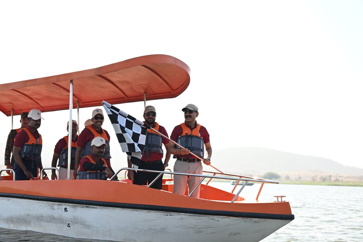 ia_awc's tweet image. Indian Army Central Command Sailing Regatta, participants from #IA, #IN &amp;amp; #IAF competed in sailing, kayaking (singles &amp;amp; doubles) in picturesque environs of Bercha Watermanship Training Area &amp;amp; enthralled the audience #AWC 
@adgpi
@artrac_ia
@IAF_MCC 
@indiannavy 
@suryacommand