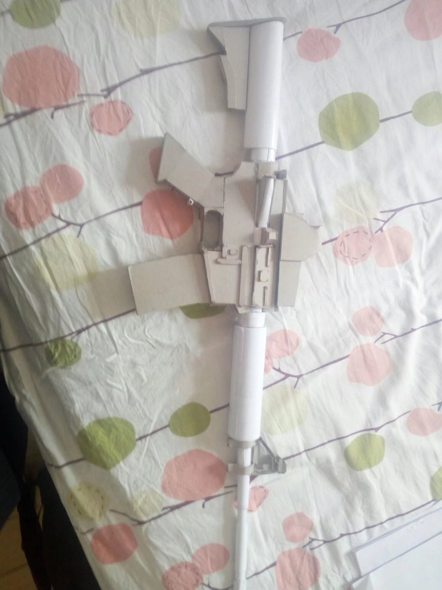 中学生のとき、こづかいがなかったので、自分で段ボールと接着剤を使っておもちゃの銃を作しかなかったんです😂😂😂