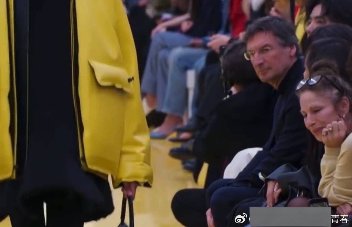 liddolpinky's tweet photo. #WangYibo was seated next to Pietro Beccari the LVMH CEO overseeing key brands including Celine, LOEWE, Kenzo, and Marc Jacobs. 😎 https://t.co/OCv6K3oJuF
