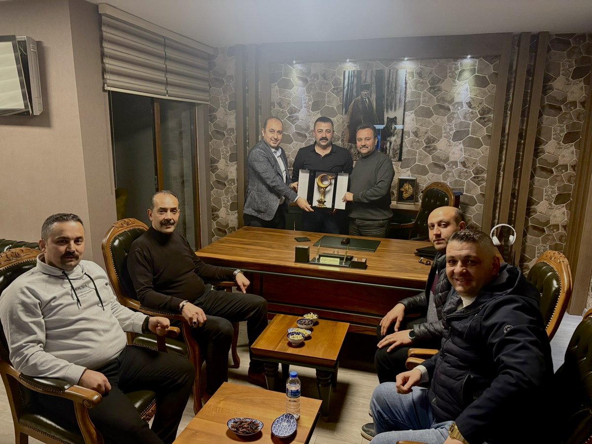 İftar Sonra ziyaretleriyle bizleri mutlu eden Ahi Esnafımızın kıymetli temsilcileri,dostlarımız Kırşehir ESOB Genel Sekreteri Fatih Tokmak, Kırşehir ESOB Denetim Kurulu Başkanı Oğuz Cihan, Şoförler ve Otomobilciler Odası Başkanı Mehmet Tekin, Saatçiler ve Sarraflar Odası Başkanı