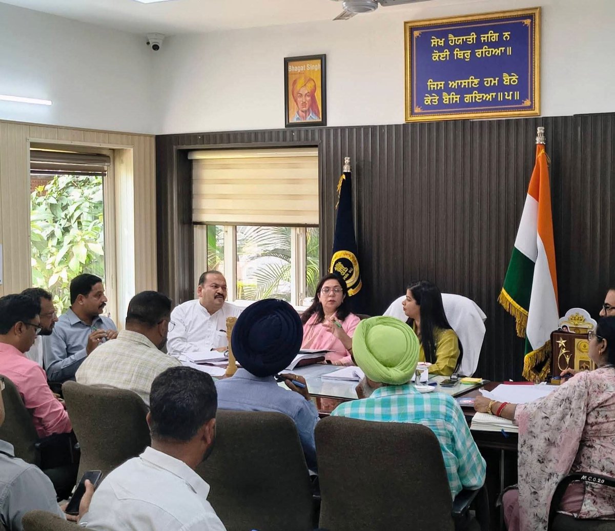 RakeshPrashar_'s tweet photo. ਅੱਜ ਕੈਂਪ ਆਫਿਸ ਵਿਖੇ FNC (Finance &amp; Contract Committee) ਦੀ ਮੀਟਿੰਗ ਦੌਰਾਨ ਬਤੌਰ ਸੀਨੀਅਰ ਡਿਪਟੀ ਮੇਅਰ ਵਜੋਂ ਹਿੱਸਾ ਲੈਂਦਿਆਂ ਨਗਰ ਨਿਗਮ ਕਮਿਸ਼ਨਰ, ਮੇਅਰ, ਡਿਪਟੀ ਮੇਅਰ ਅਤੇ ਸੰਬੰਧਿਤ ਅਧਿਕਾਰੀਆਂ ਨਾਲ 314 ਨੰਬਰ ਤੱਕ ਮਤੇ ਪਾਸ ਕੀਤੇ ਗਏ I https://t.co/iryq9qMfv4