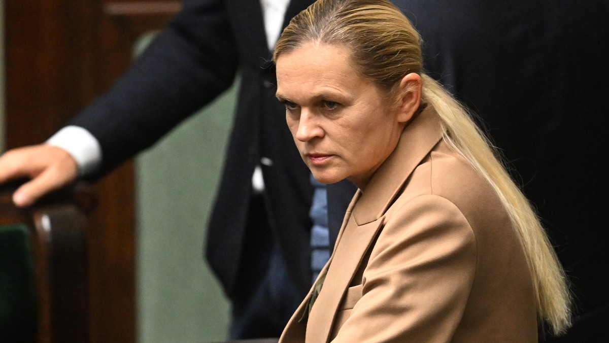 Barbara Nowacka przegrała w sądzie sprawę z prof. Wojciechem Roszkowskim, autorem podręcznika do HiT i będzie musiała go przeprosić za swoje kłamstwa.

Właśnie na bazie tych kłamstw. w imię partyjnego interesu, zlikwidowała ten potrzebny w szkołach przedmiot.

Za to też odpowie.