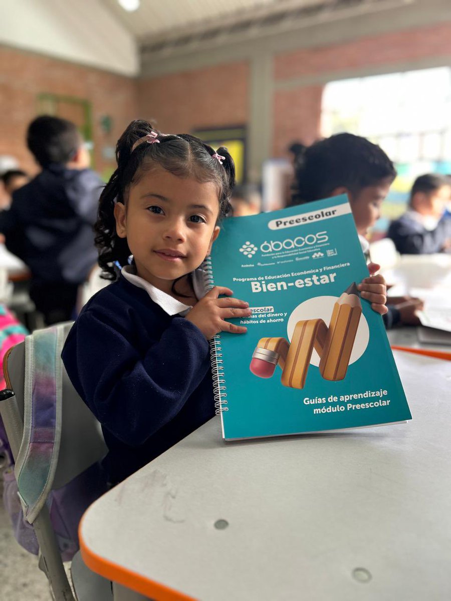 La educación económica y financiera debe empieza desde la infancia.
Cuando los niños y niñas aprenden sobre el valor del dinero, el ahorro y la toma de decisiones, desarrollan habilidades que les servirán toda la vida, entre ellas la responsabilidad, la planificaițión y la