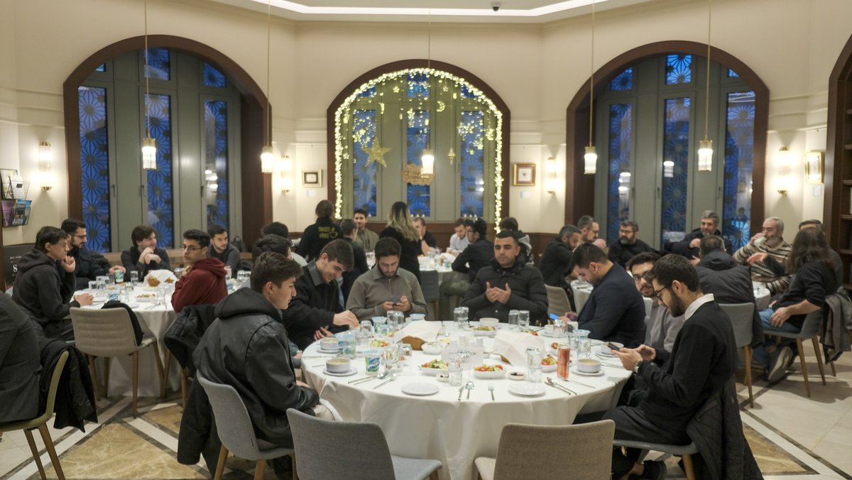 Tohumhareketi's tweet photo. Kıymetli yazar Hamza Er ile "Siz Dünyayı Affeder miydiniz?" sorusuna 2 vicdan kahramanı Rachel ve Esma'nın zihninden cevapları aradığımız  verimli bir söyleşi ve Ramazan'ın bereketini paylaştığımız güzel bir iftar programı gerçekleştirdik.

Katılan tüm dostlara teşekkürler. https://t.co/goeENnfMQS