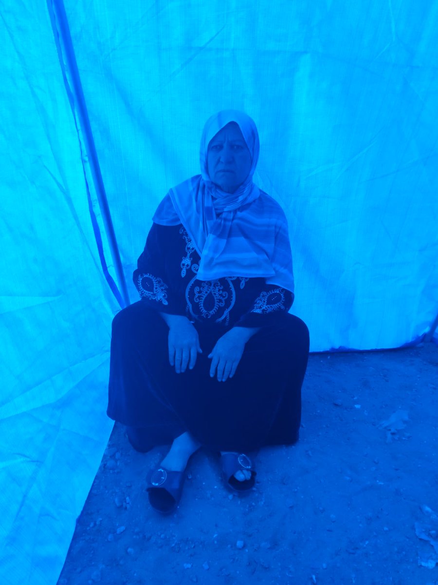 Ben yaşlı bir kadınım ve tek başıma bir çadırda yaşıyorum. Bana bakacak kimsem ve hiçbir gelir kaynağım yok. Hayatım Allah’tan sonra sizin bağışlarınıza ve insani desteğinize bağlı.
Ayrıca kronik hastalıklardan ve boyun fıtığından (boyun disk kayması) muzdaribim, bu da günlük