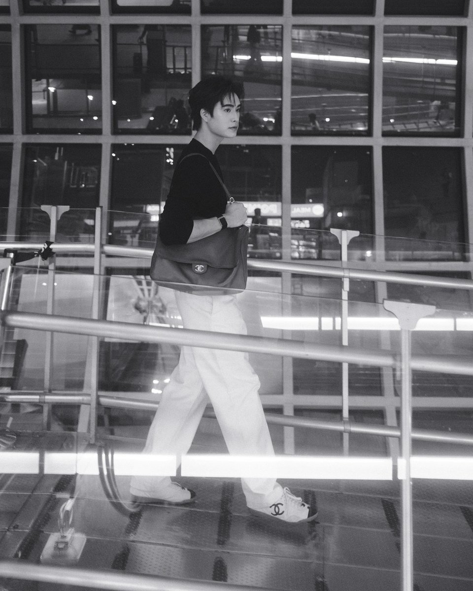 Paris is calling! เสิร์ฟภาพของหนุ่ม เจมีไนน์ นรวิชญ์ <a href="/gemini_ti/">gemini_nt</a> ที่เตรียมออกเดินทางสู่กรุงปารีส เพื่อร่วมชมโชว์ของ CHANEL คอลเล็กชั่น Fall/Winter 2026 ซึ่งถือเป็นครั้งแรกของเขาในฐานะแบรนด์แอมบาสซาเดอร์อีกด้วย 

#ELLEThailand
#CHANEL #CHANELFallWinter
#gemini_nt