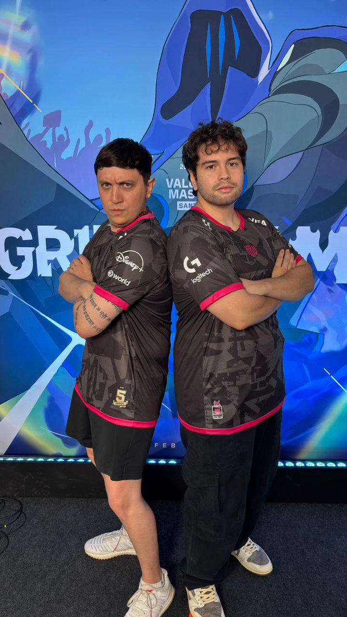 Enquanto isso, alguém sabe me dizer quem são esses dois que vieram pedir informação aqui dentro da arena do #VALORANTMasters? 🤔