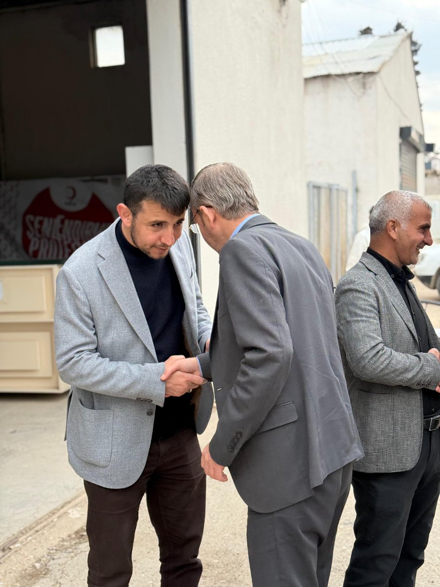 isasabuncuu's tweet photo. İlçe Başkan Yardımcılarımız ile beraber Akçakale Kızılay Şubesi’ni ziyaret ederek Kızılay Başkanı Sait Akay ile biraraya geldik.

#MilletimizleİnancımızBir
#RamazandaŞanlıurfa
#AKAkçakale #AKParti #Kızılay
@RTErdogan @abuyukgumus @farukaytek @hakanaksu058 @milhamigunbegi @Akparti https://t.co/iOpUZhRzwU