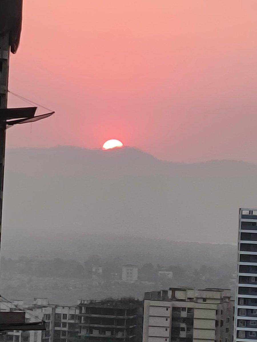पहाड़ों की गोद में सूरज की विदाई... क्या खूबसूरत अंत है...

शुभ संध्या !  🌇✨