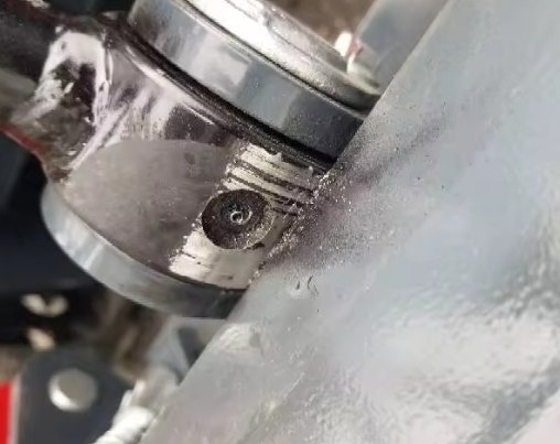 #nicosail is the worst #chineseequipment #skidsteer #nicosailmach ran the machine with only half the oil in the motor. The oil smelled like gas and it had metal shavings in it. How irresponsible is that. Zero quality control at nicosail. 

The bucket didnt even fit